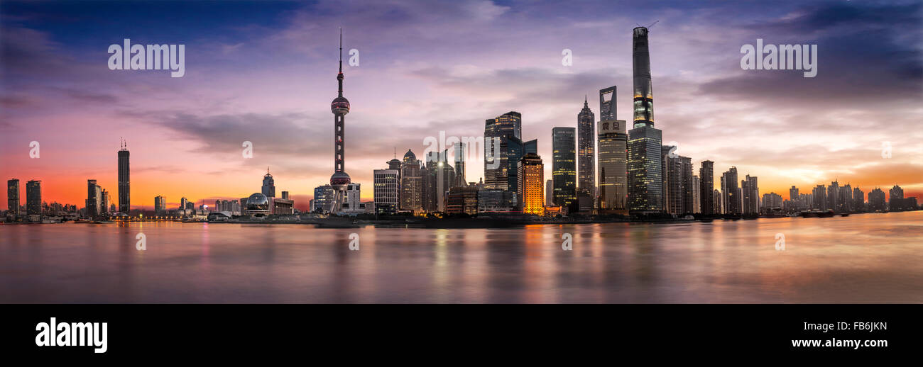 Shanghai Panorama Skyline Sonnenaufgang am frühen Morgen, rosa Wolkengebilde und blauem Himmel. Stockfoto