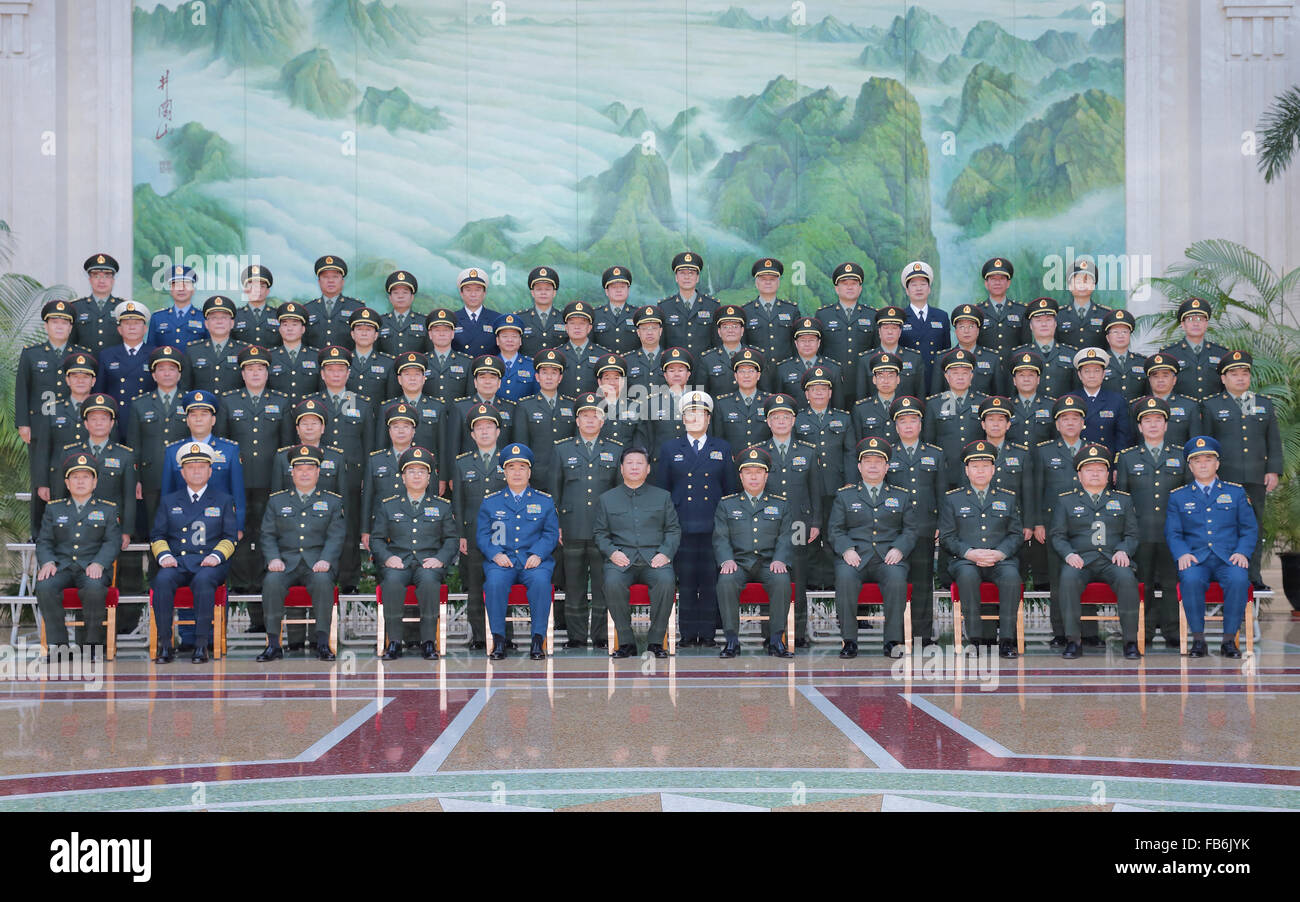 Peking, China. 11. Januar 2016. Chinesischen Staatspräsidenten Xi Jinping (C, vorne), Generalsekretär der kommunistischen Partei von China ZK und Vorsitzender von der zentralen Militärkommission (CMC), stellt auch für ein Gruppenfoto bei einem Treffen mit den neuen Köpfen der reorganisierten Organe der CMC in Peking, Hauptstadt von China, 11. Januar 2016. © Li Gang/Xinhua/Alamy Live-Nachrichten Stockfoto