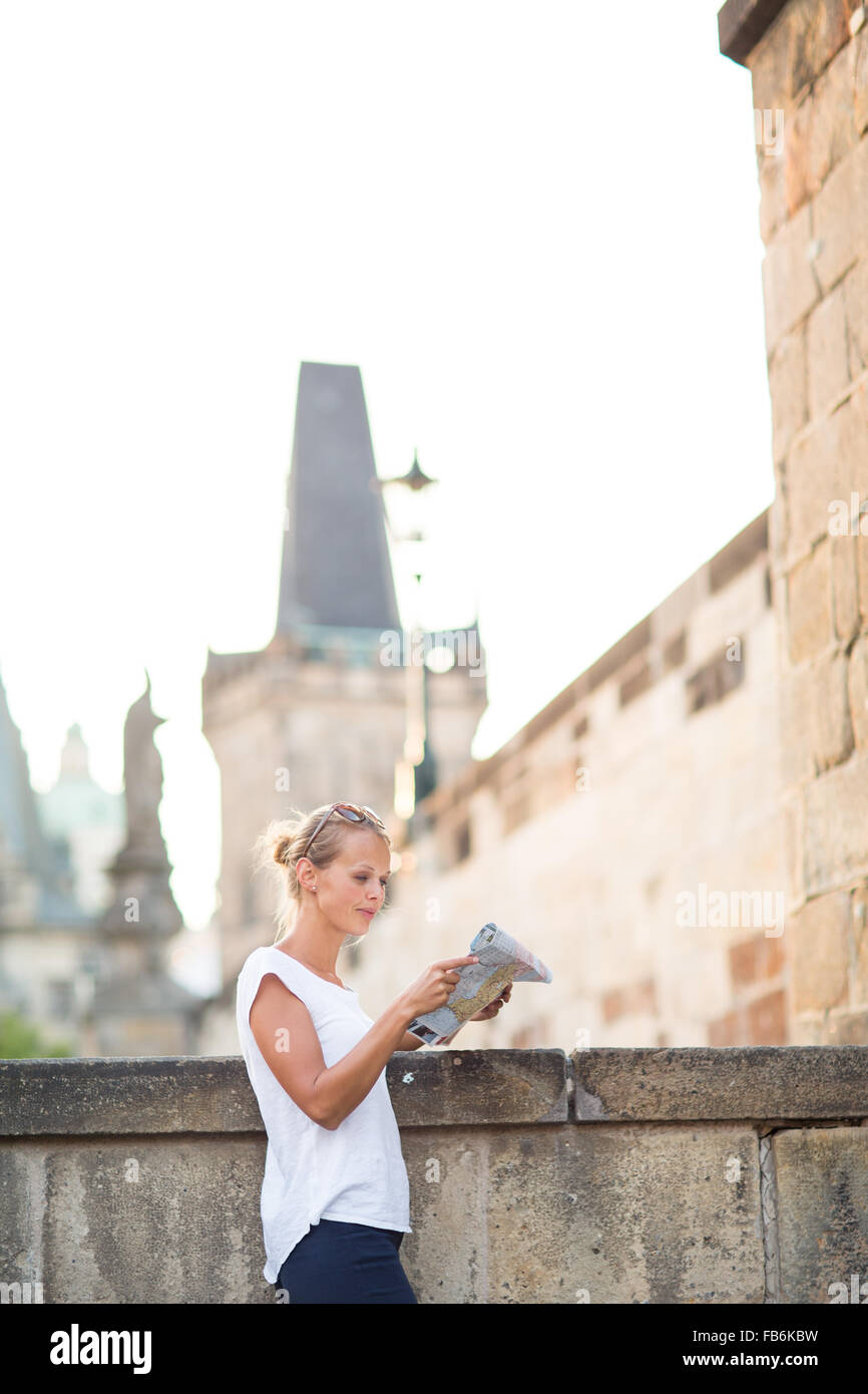 Hübsche junge weibliche Touristen eine Karte zu studieren, genießen, entdecken Sie eine neue Stadt, auf der Suche aufgeregt (flachen DOF; getönten Farbbild) Stockfoto