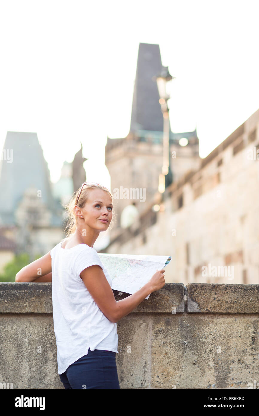 Hübsche junge weibliche Touristen eine Karte zu studieren, genießen, entdecken Sie eine neue Stadt, auf der Suche aufgeregt (flachen DOF; getönten Farbbild) Stockfoto