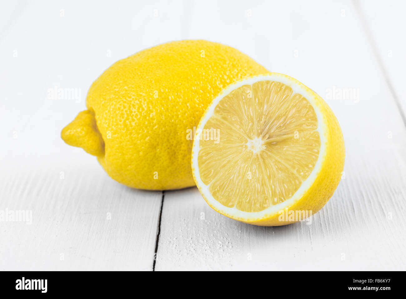 Frische gelbe Zitronen auf Holzplatten Stockfoto