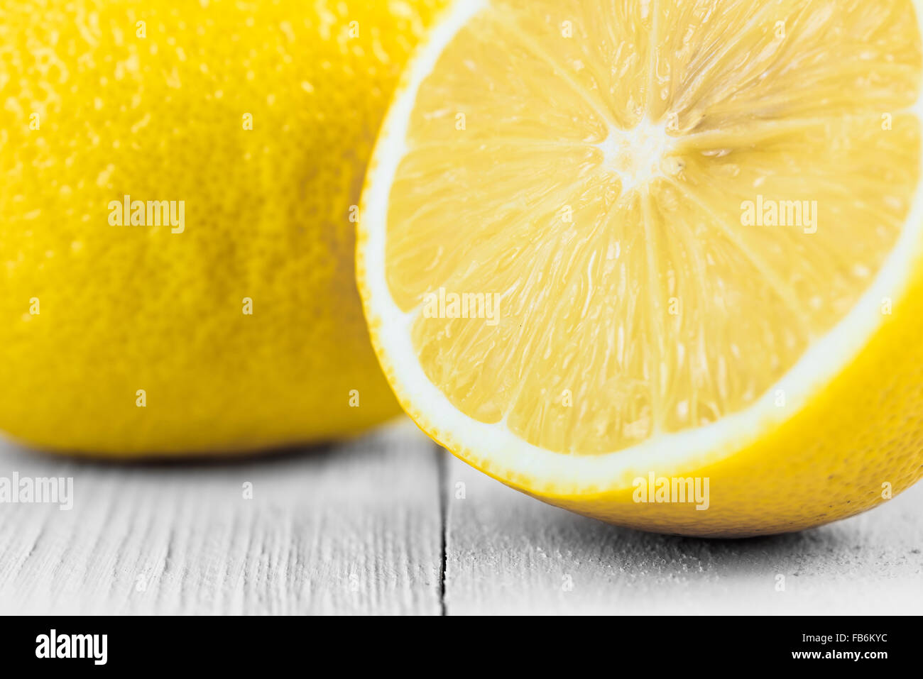 Frische gelbe Zitronen auf Holzplatten Stockfoto