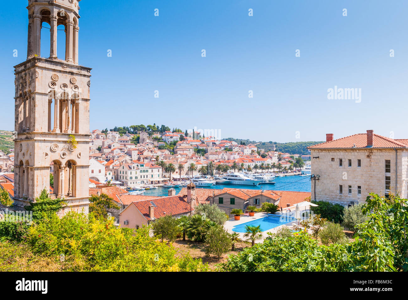 Blick auf den Hafen auf der Insel Hvar, in der Grafschaft Dalmatien Kroatien, Europa. Stockfoto