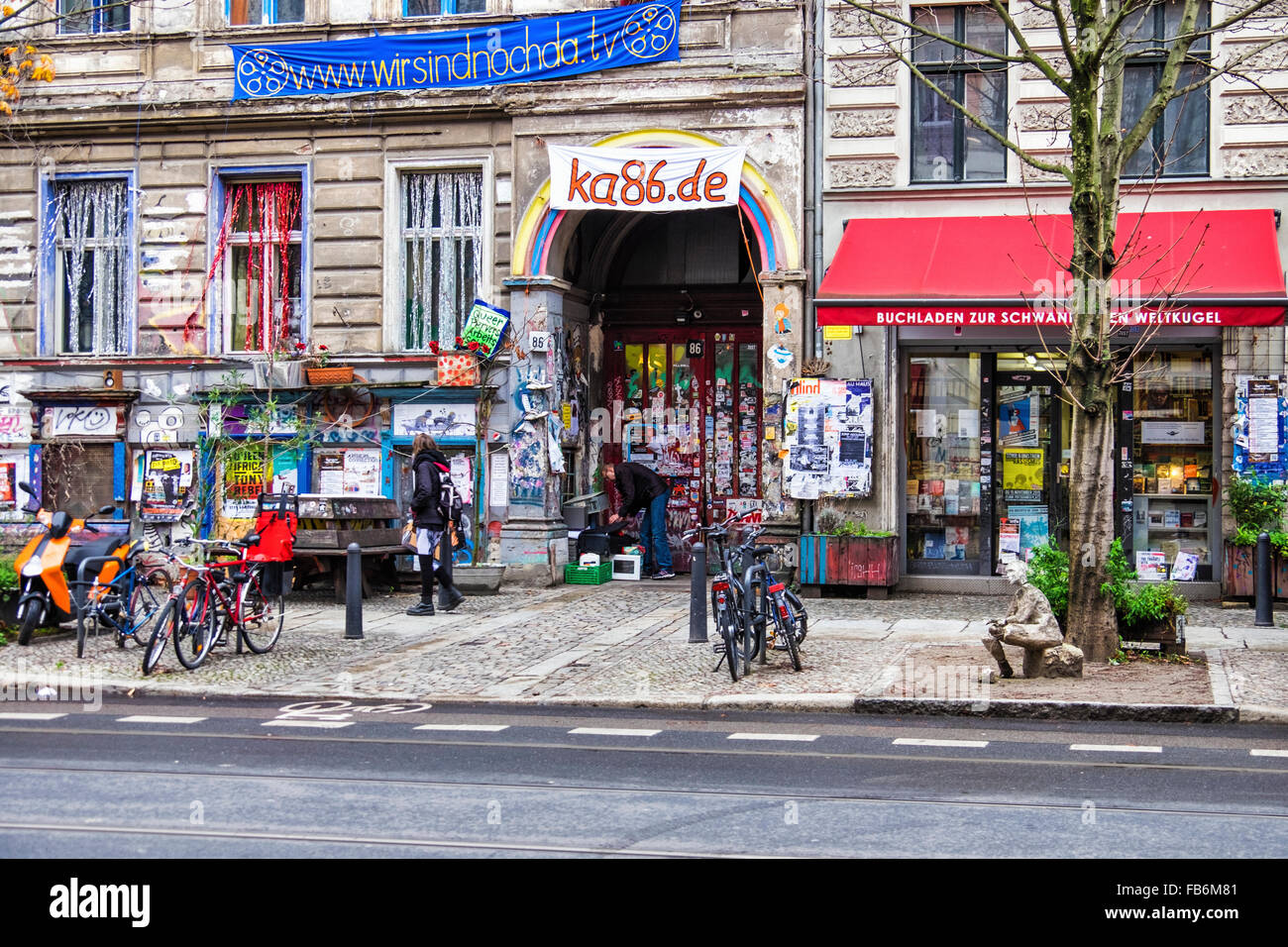 Berlin Kastanienallee 86, Althistorisches Gebäude. Ein alternatives Wohnprojekt, das von Bewohnern gegen Gentrifizierung und Antikapitalismus besetzt wird Stockfoto