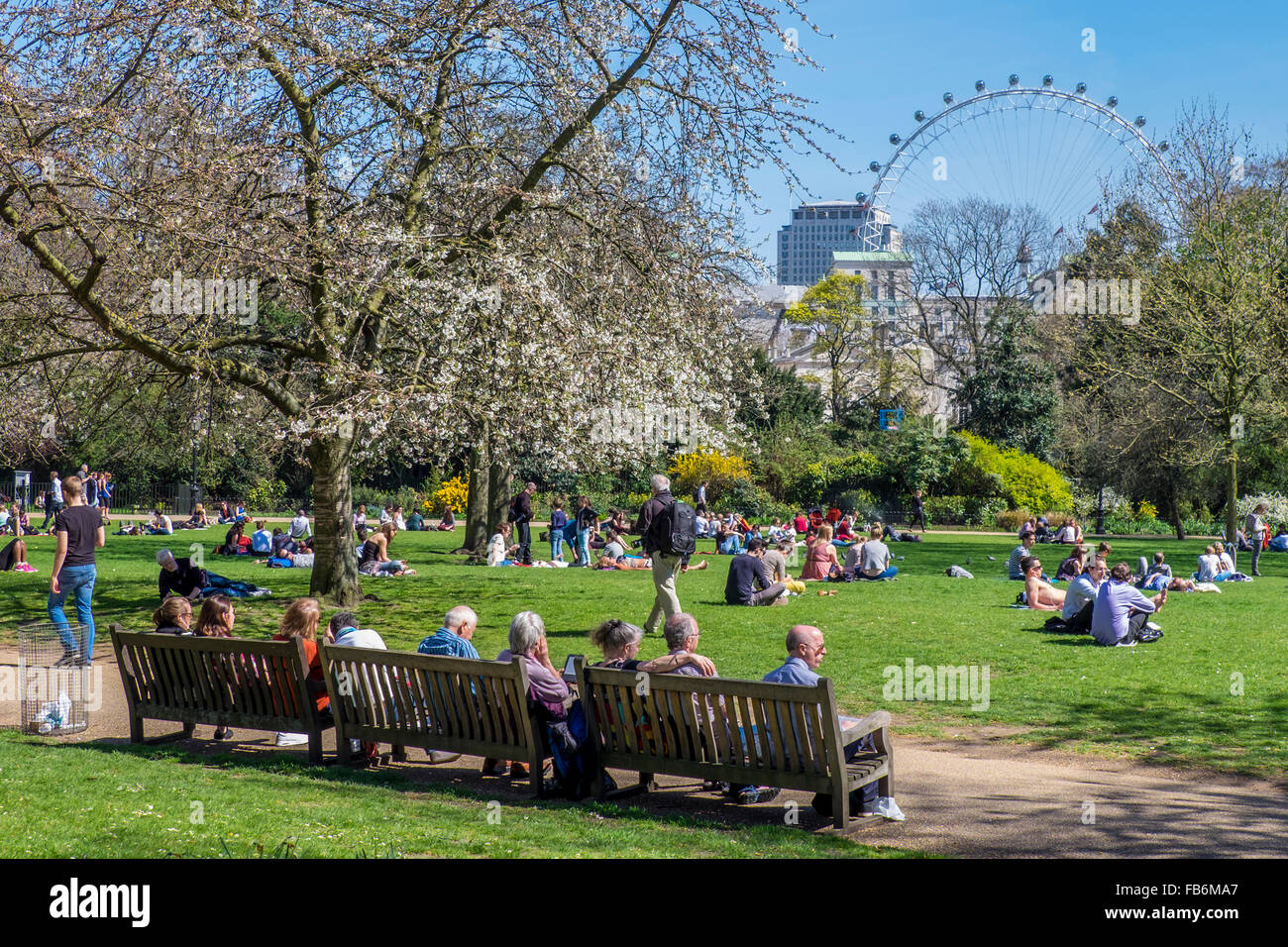 St James' Park, London - Menschen entspannen und genießen Sie die frische Luft und schönem Wetter in der warmen Frühlingssonne Stockfoto