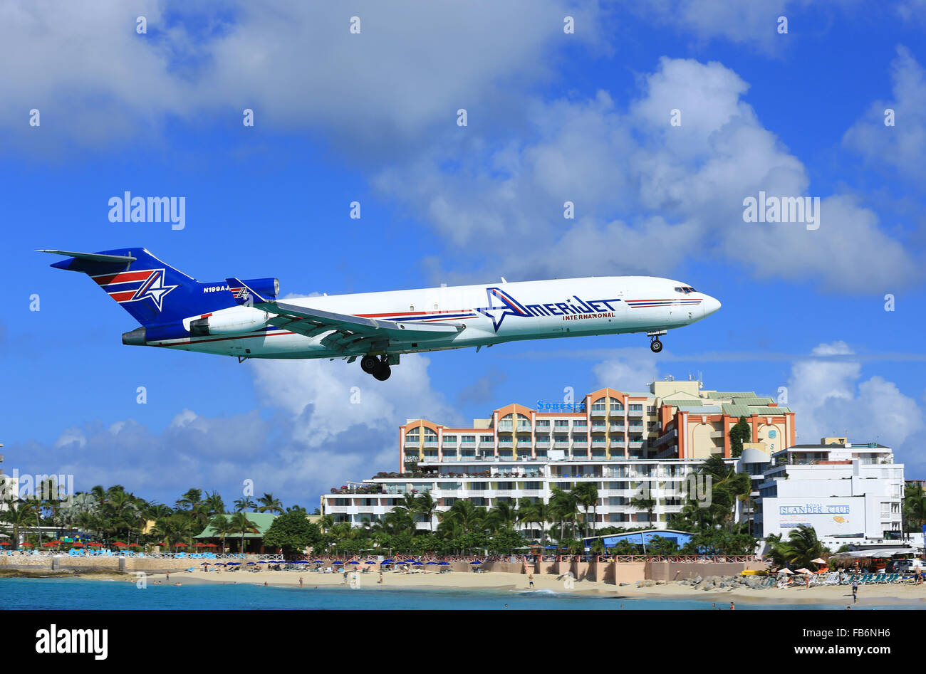 Ein Amerijet Boeing 727 Fracht von Miami USA liefern, absteigend über Maho Beach zu landen. Stockfoto