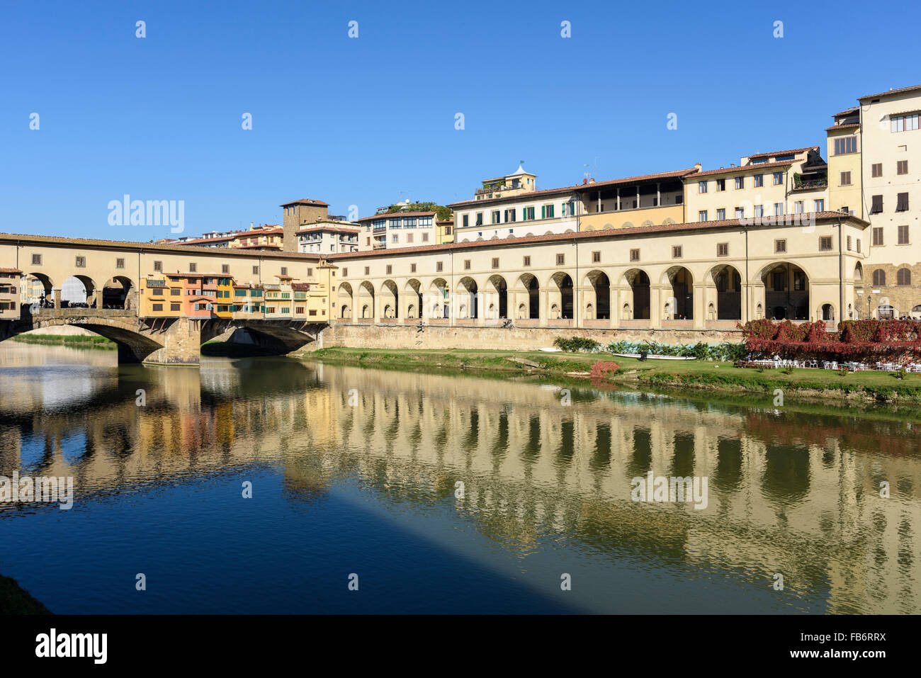 Florenz. Italien. Der Vasari-Korridor mit Blick auf den Fluss Arno und der Ponte Vecchio. Stockfoto
