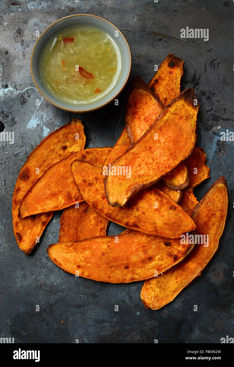 Hausgemachte knusprige Süßkartoffel-Chips mit hot Chilisauce serviert Stockfoto