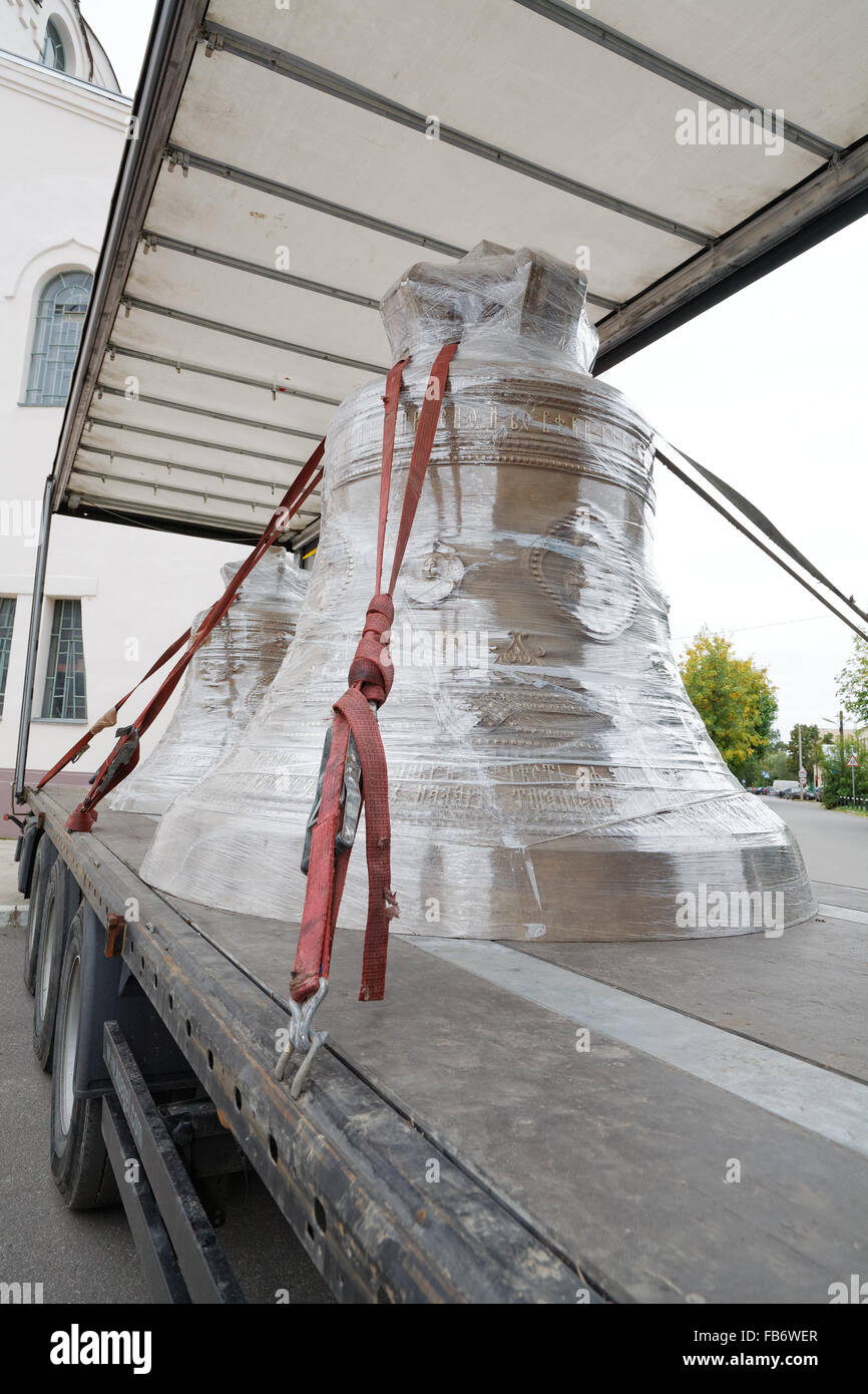 Kirche-Glocke-Transport mit dem LKW Stockfoto