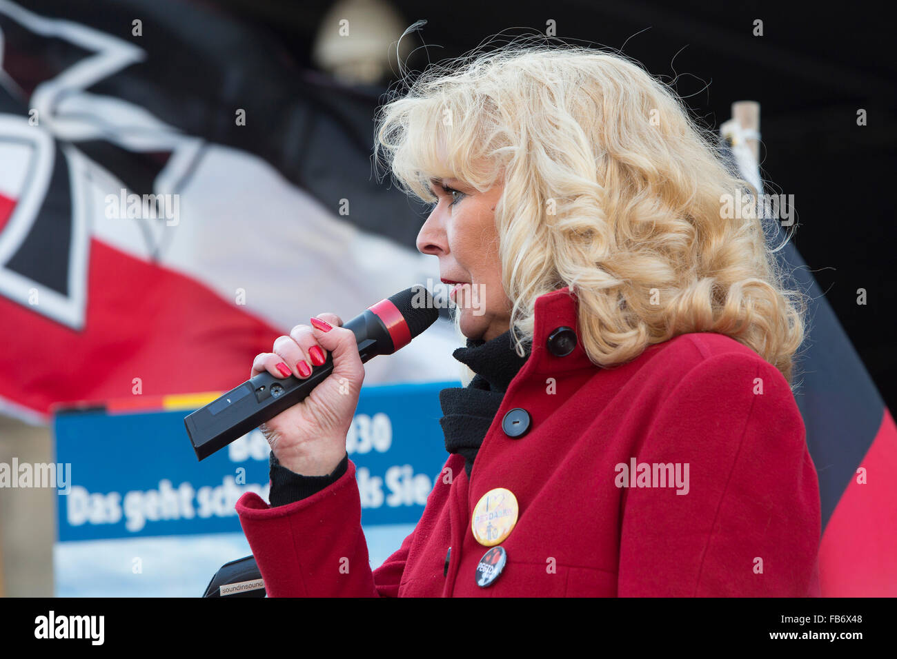 Eine "deutsche Frau" spricht auf der Pegida-Manifestation. Stockfoto