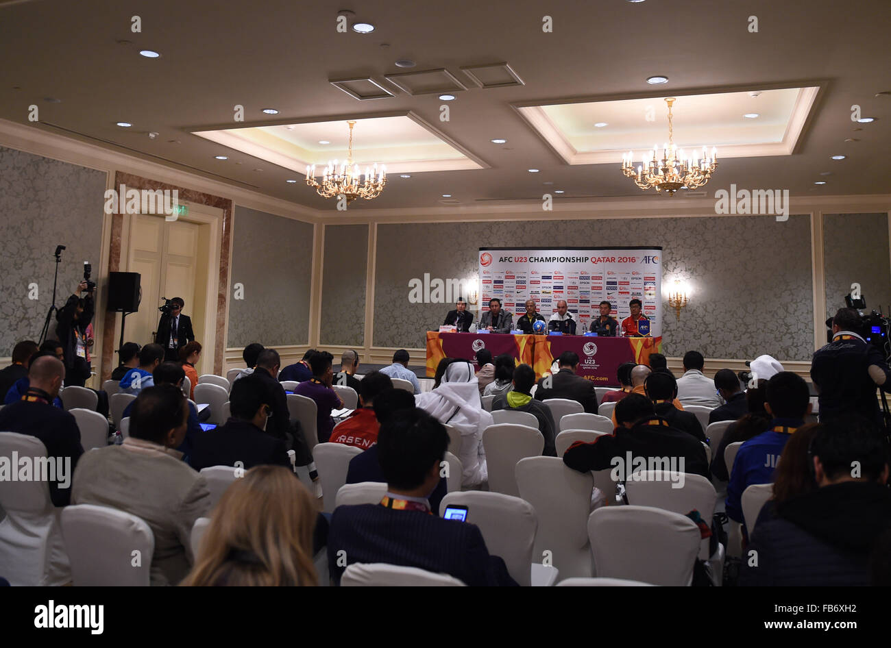 (160111)--DOHA, Jan. 11, 2016(Xinhua)--eine Pressekonferenz der AFC-U23-Meisterschaft findet in Doha, Katar, am 11. Januar 2016. (Xinhua / He Canling) Stockfoto