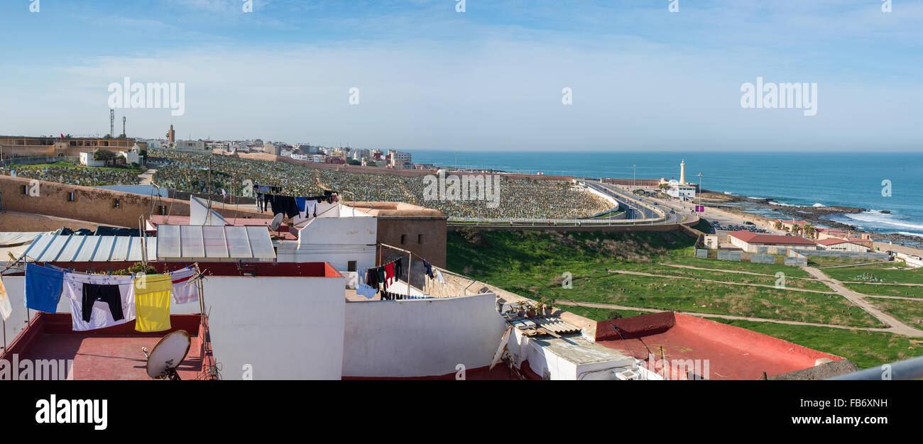 Panoramablick über den Rabat Friedhof und Atlantikküste im Hintergrund. Blick von den Dächern der Kasbah der Udayas. Rabat. Stockfoto