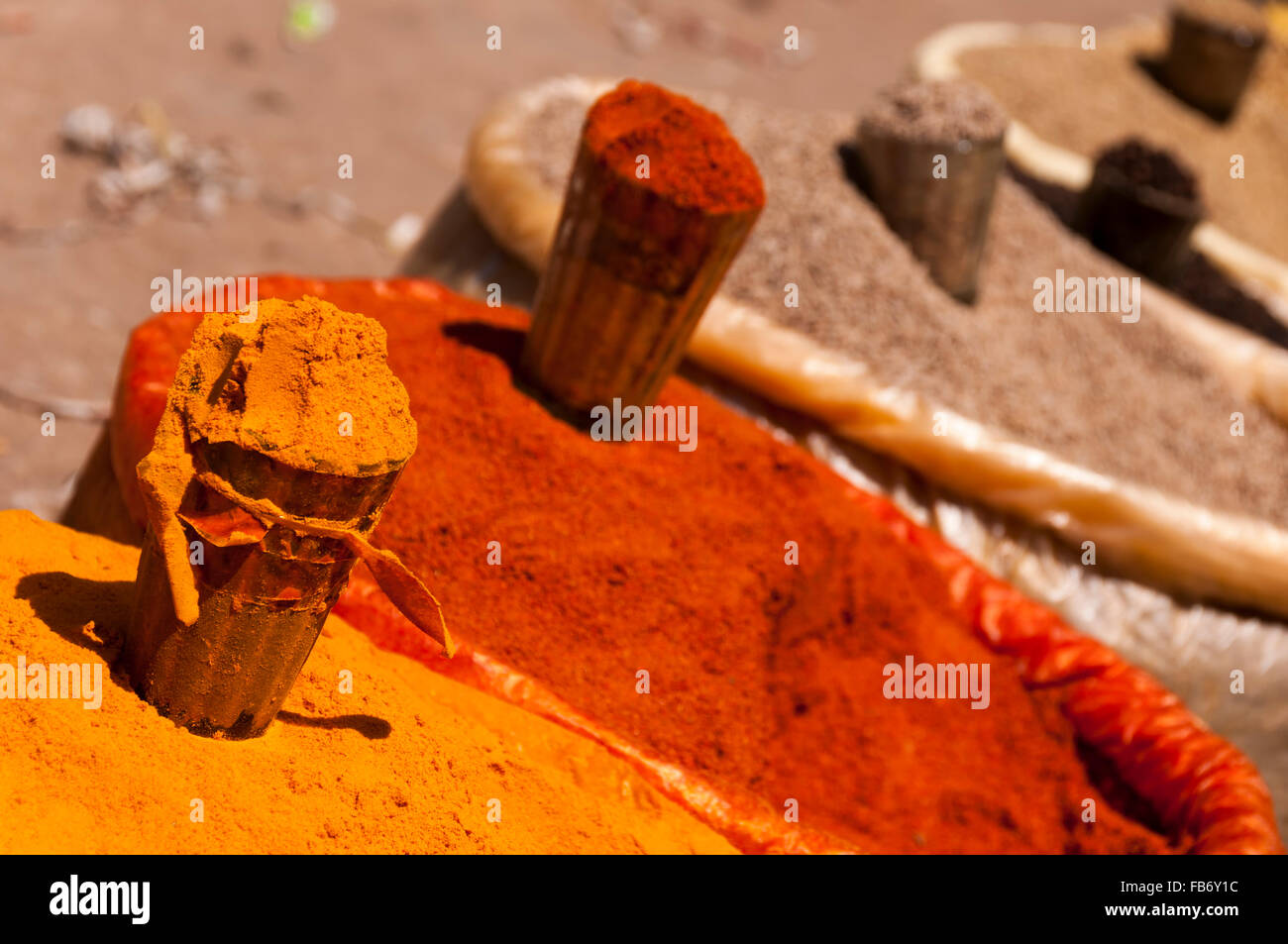 Bunten Gewürzen am indischen Markt Stockfoto