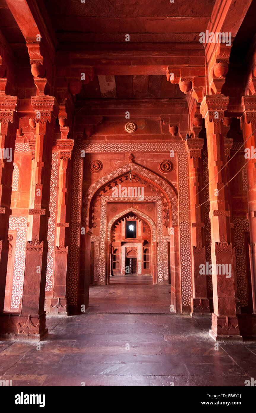 Rote Ornamente in der Moschee von Fatehpur Sikri, Indien Stockfoto