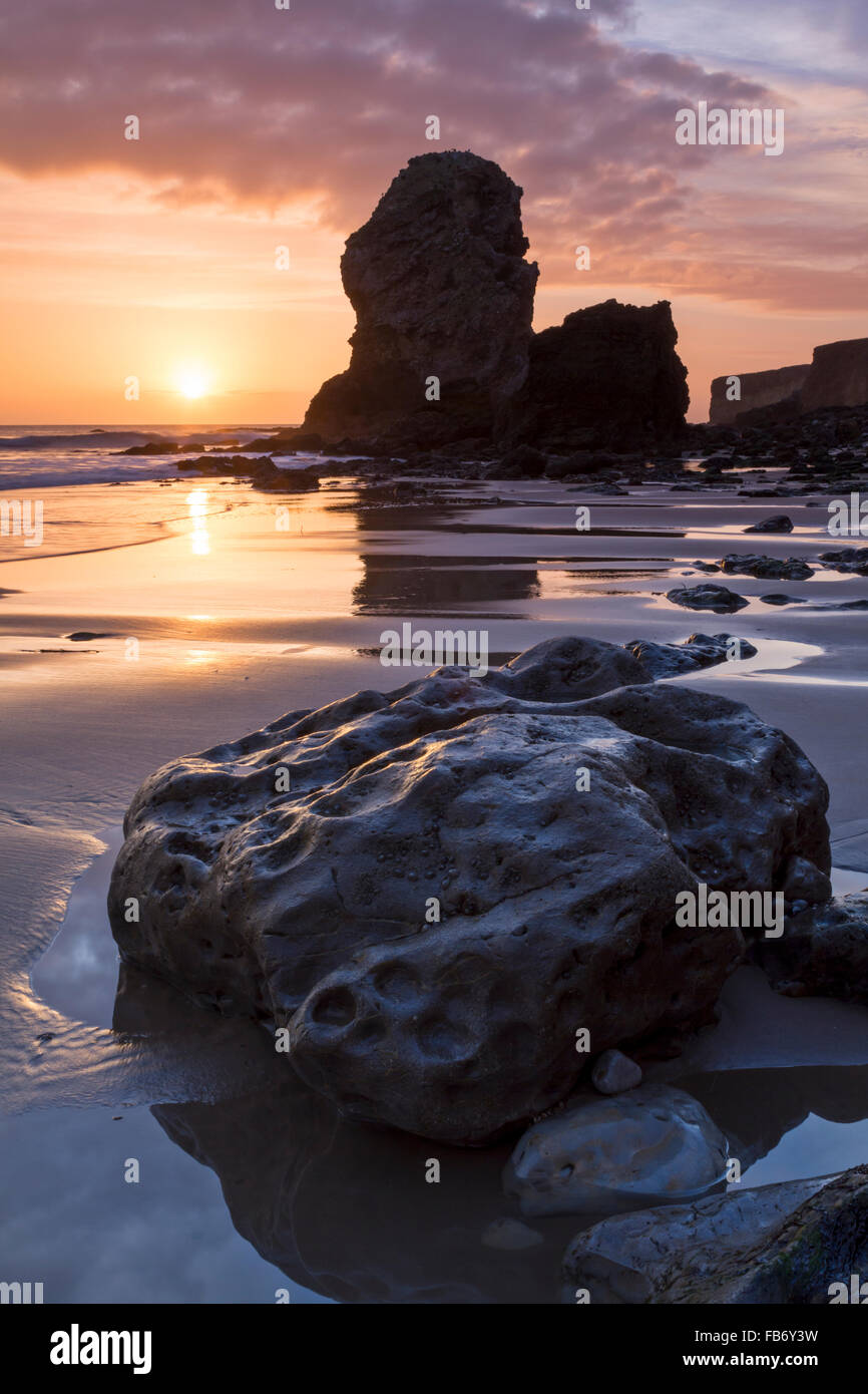 Periklas und magnesiumhaltiger Kalkstein Meer Stack in Marsden Bucht in der Nähe von South Shields und Whitburn, South Tyneside, England Stockfoto