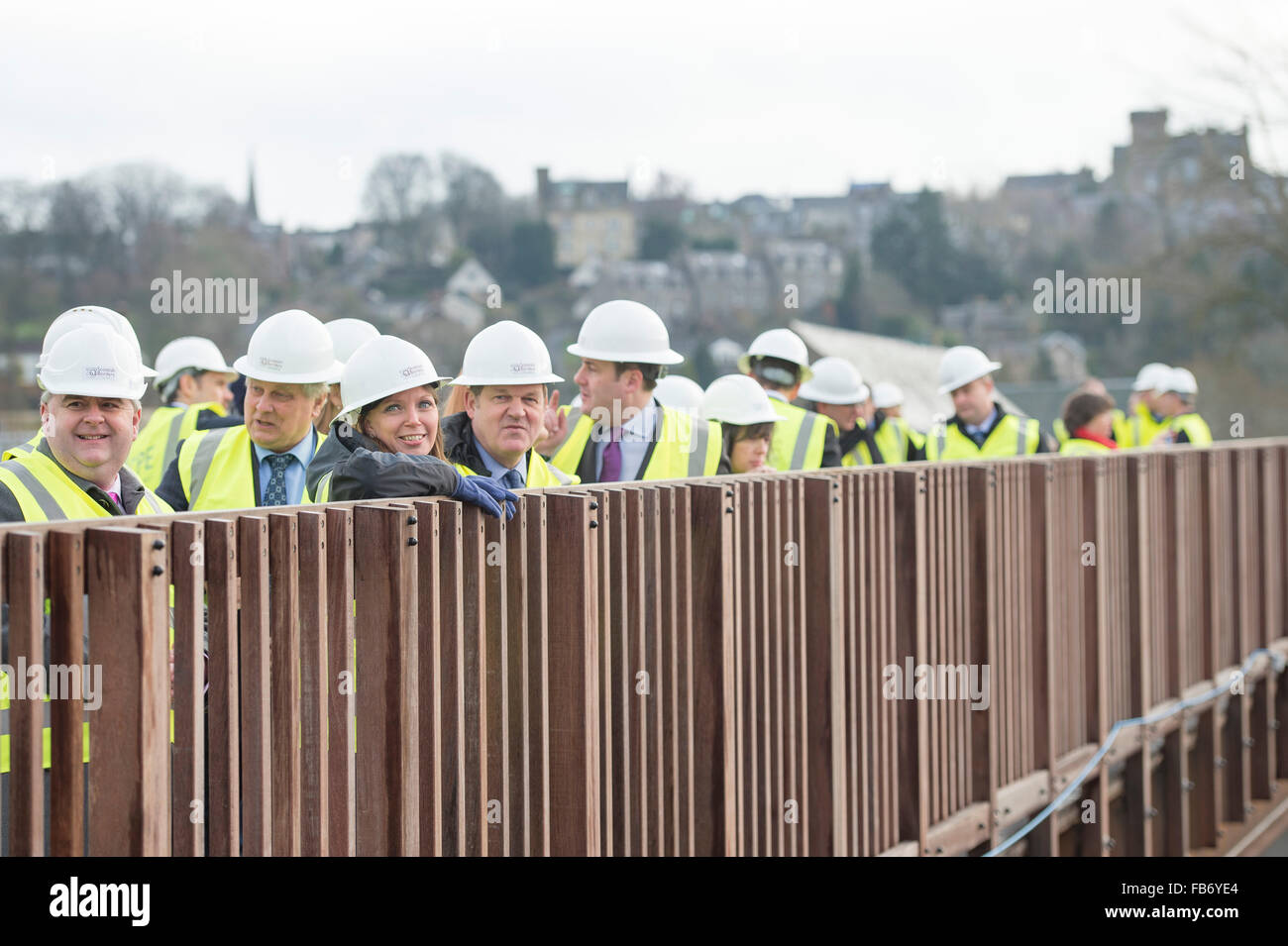 Selkirk, UK. 11. Januar 2016.   Erste nationale Flut Plan für Schottland Umwelt Minister Dr. Aileen McLeod mit Terry A'Hearn (SEPA) bei der Flut Risiko Management Strategie Vorstellung, Umwelt Minister Dr. Aileen McLeod heute besucht Selkirk Flood Protection Scheme (11. Januar 2016), die nationale Hochwasserrisikomanagementplans für Schottland zu starten. Gemeinderäte und Vertreter von SEPA und Bau Partner besuchte auch Credit: Rob Gray/Alamy Live News Stockfoto