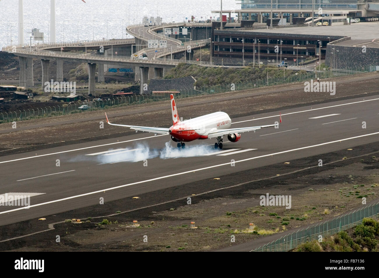 Air Berlin Flugzeug Landung am Flughafen Santa Cruz La Palma auf den Kanarischen Inseln mit Rauch aus den Reifen Stockfoto