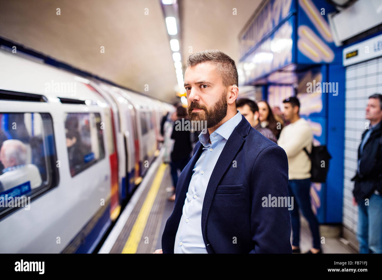 Junger Mann in u-Bahn Stockfoto