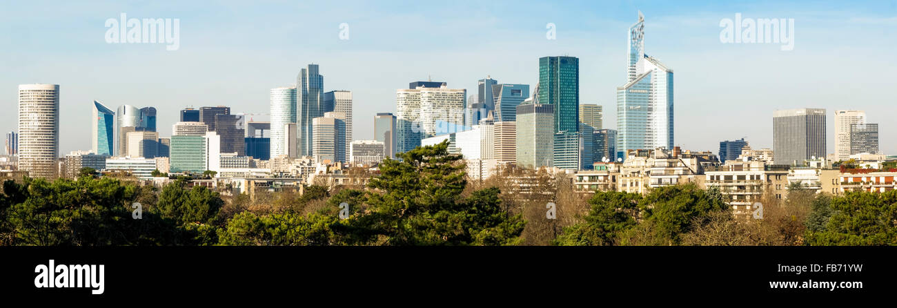 Skyline mit Wolkenkratzern von La Défense, Finanz-, Geschäftsviertel von Paris, Frankreich. Stockfoto