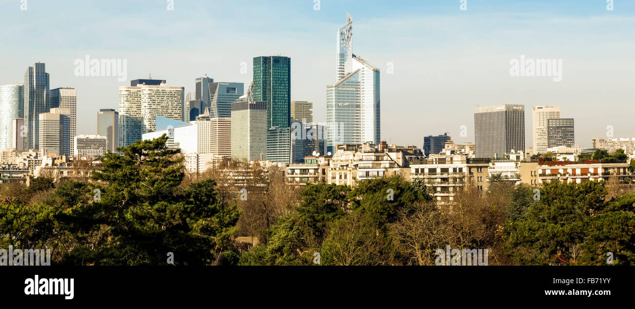 Skyline mit Wolkenkratzern von La Défense, Finanz-, Geschäftsviertel von Paris, Frankreich. Stockfoto