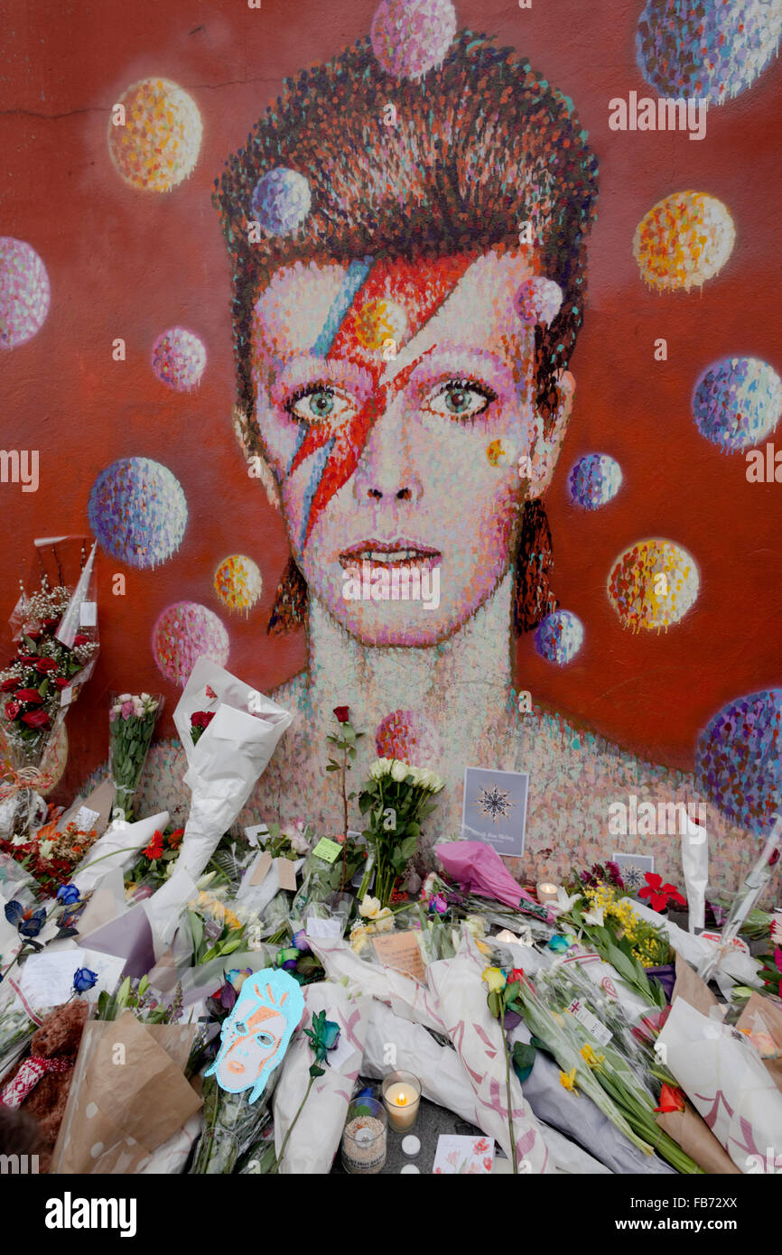 London, UK. 11. Januar 2016. Die Wandgemälde im hohen Streey Brixton Brixton geboren David Bowie ist ein Ort für Menschen, ihre Trauer über seinen Tod auszudrücken geworden. Bildnachweis: Honig Salvadori/Alamy Live-Nachrichten Stockfoto