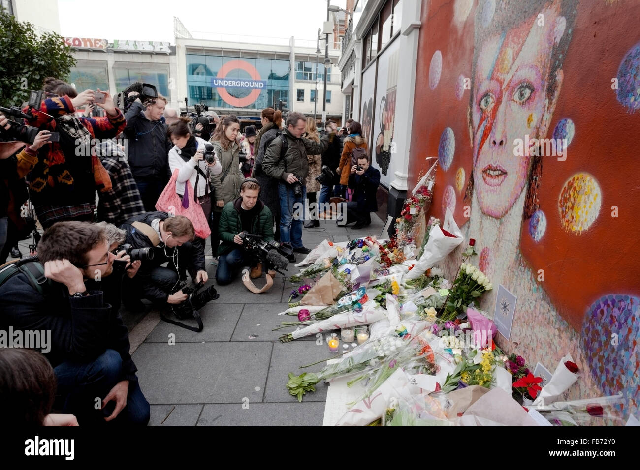 London, UK. 11. Januar 2016. Die Medien scrum auf das Wandbild, Brixton, David Bowie, die einen Schwerpunkt für Hommagen an Bowie hat nach seinem Tod geboren Credit: Honig Salvadori/Alamy Live News Stockfoto