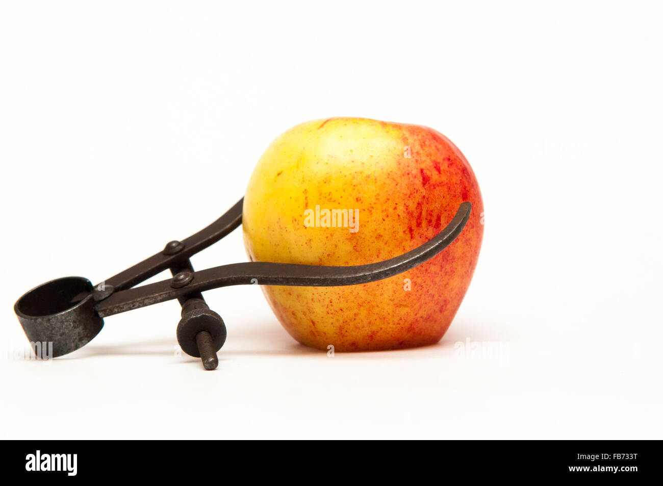 frischer Apfel wird gemessen, um Gewichtsverlust zu vertreten Stockfoto