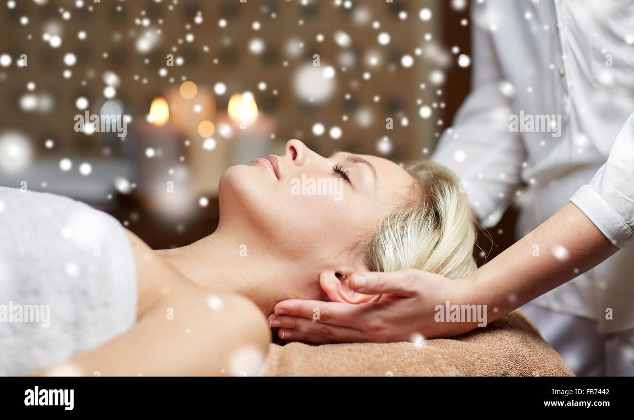 Nahaufnahme von Frau mit Kopfmassage im Wellness-salon Stockfoto