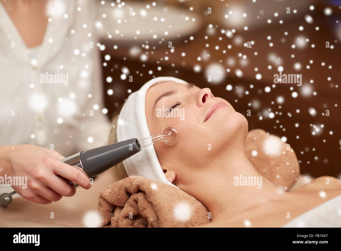 Nahaufnahme der jungen Frau, Gesicht massage in spa Stockfoto