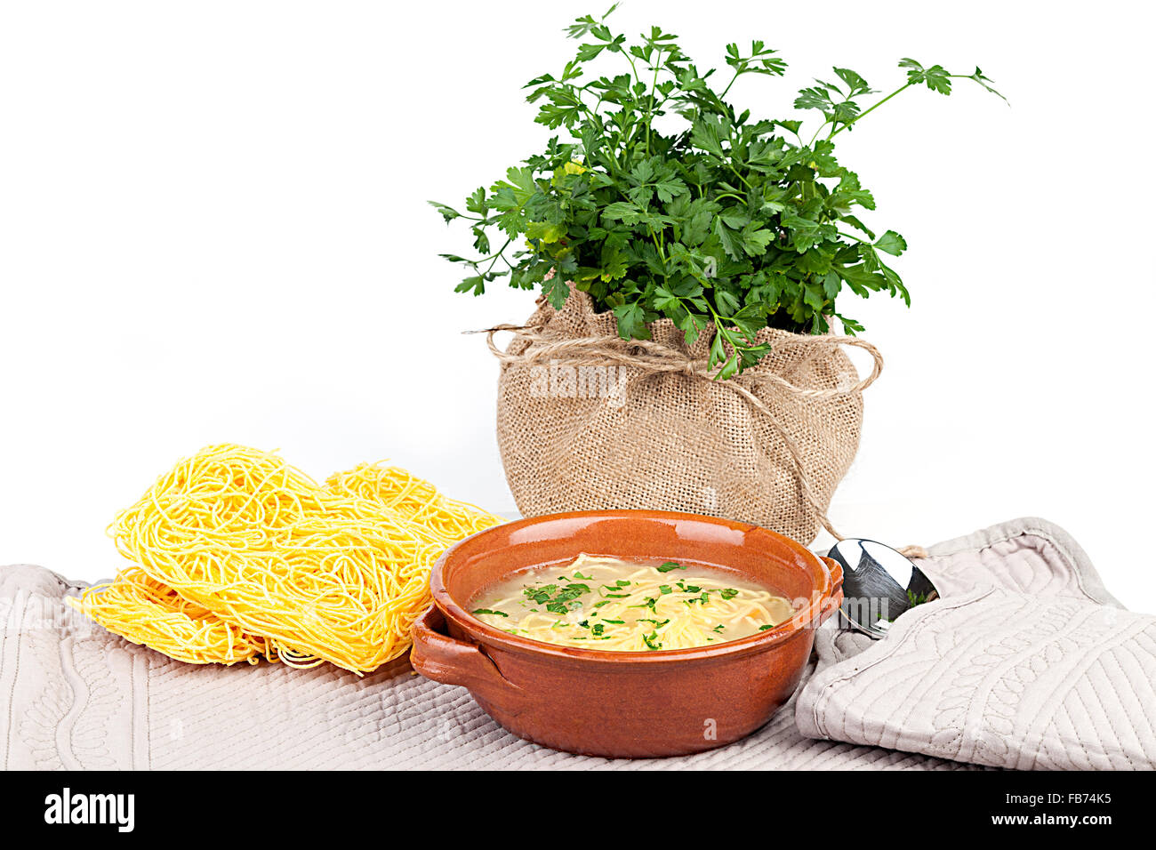 Suppe mit Capellini Nudeln Stockfoto
