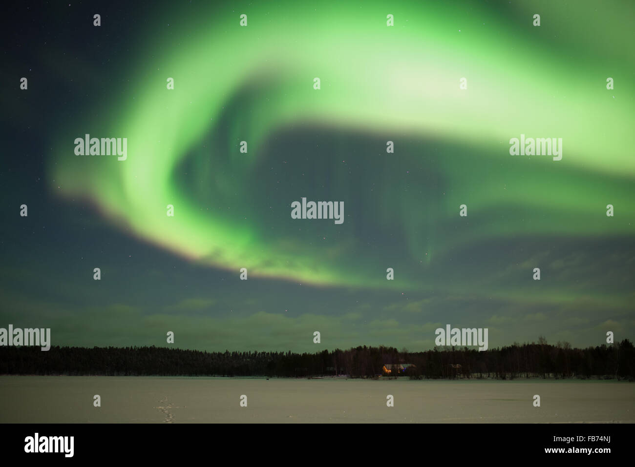 Aurora Borealis über Inari-See, Finnland Stockfoto