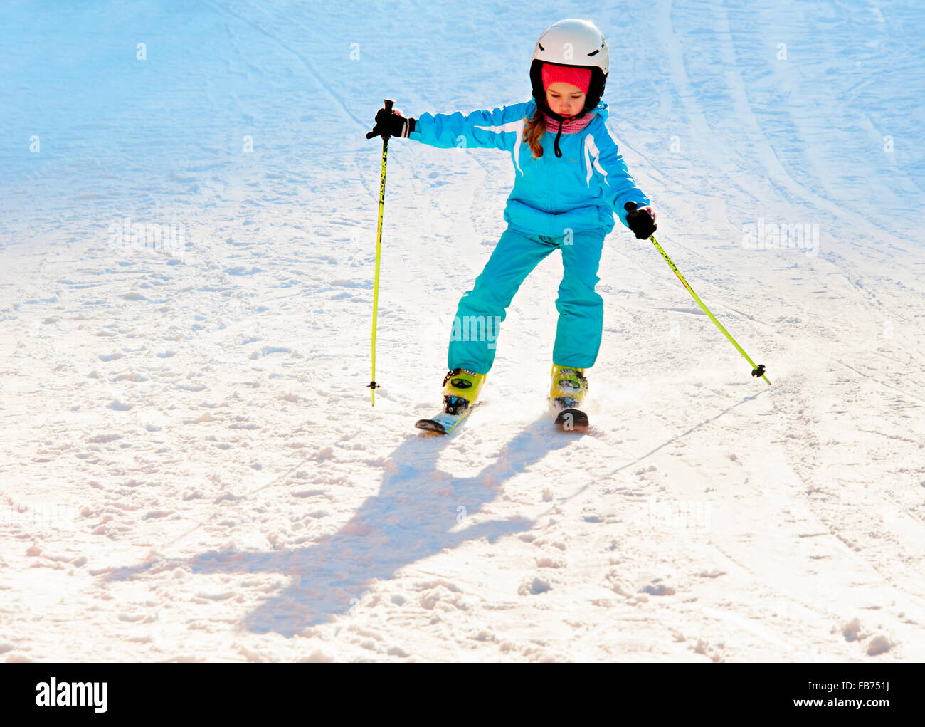 Unbekannte schöne Mädchen, Skifahren im Skigebiet Bukovel. Bukovel ist der beliebteste Ski re Stockfoto