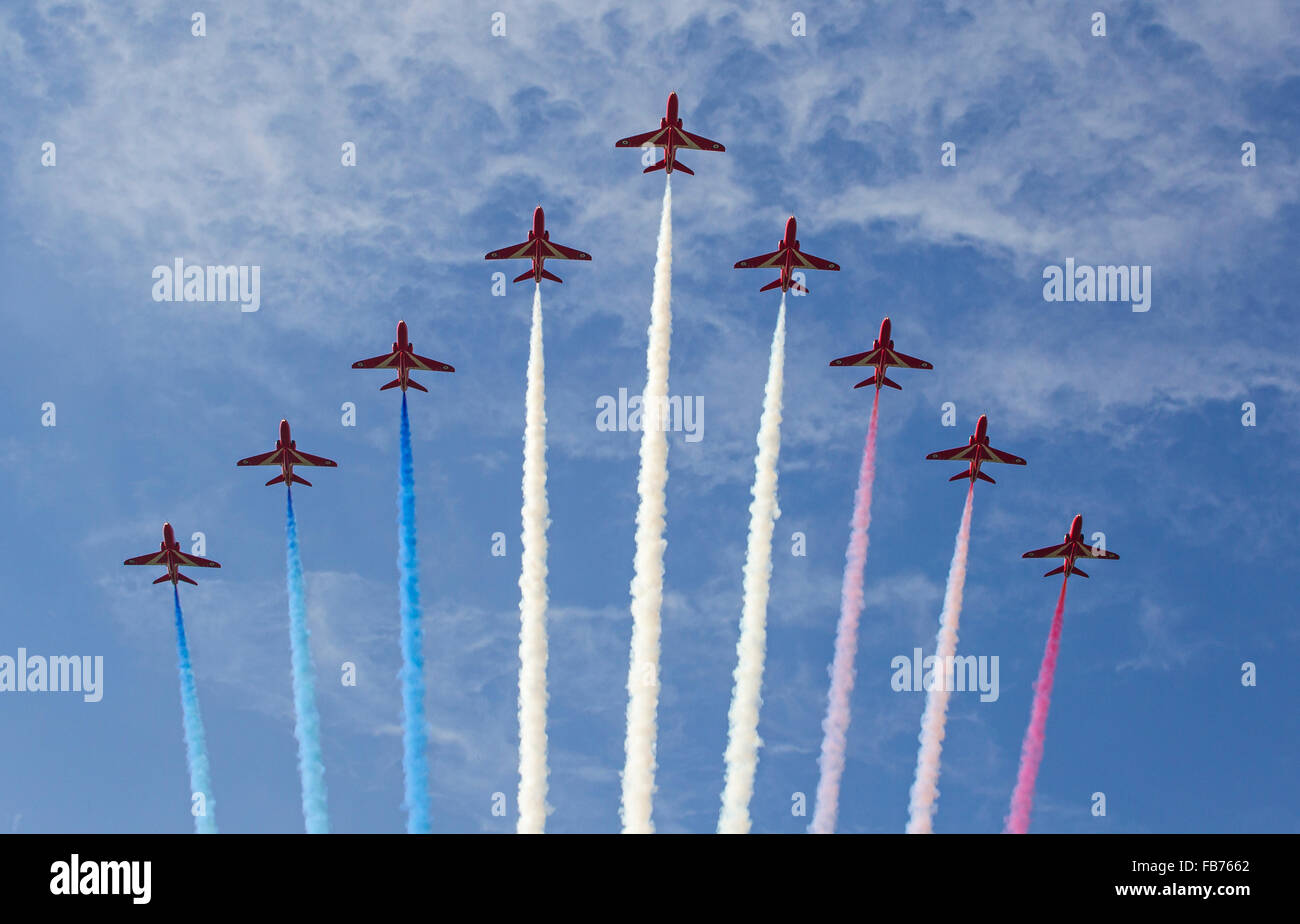 Red Arrows gegen blauen Himmel Stockfoto