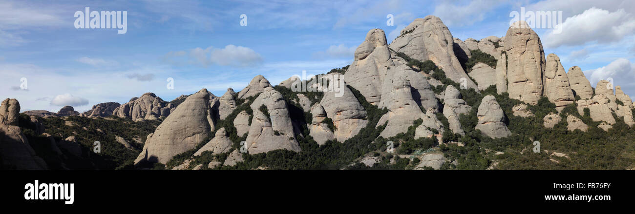 Panoramablick auf den Berg Montserrat in der Nähe von Barcelona, Katalonien, Spanien. In der Mitte der "Elephant Rock". Stockfoto
