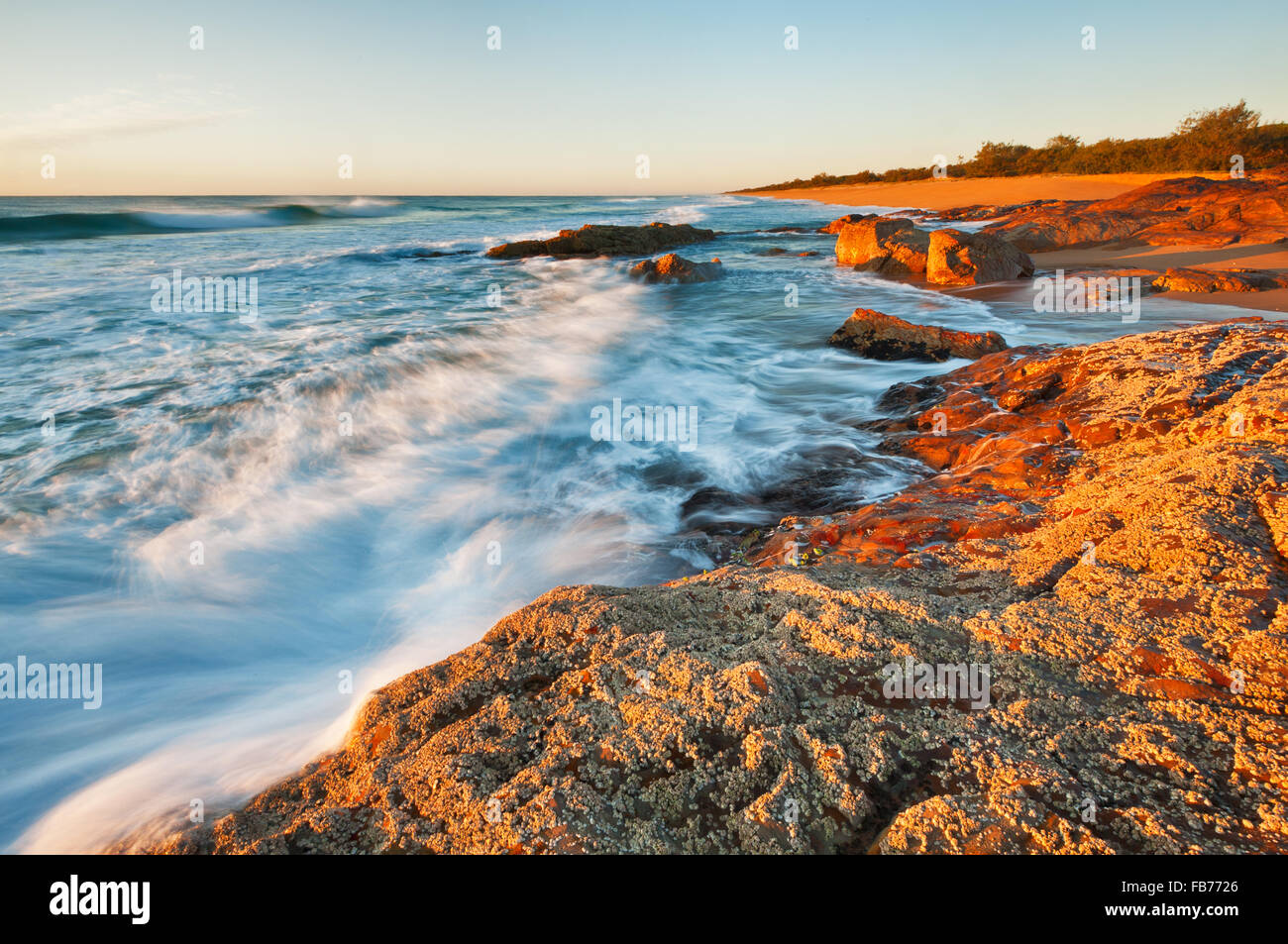 Rollende Wellen am Deepwater Beach an der Capricorn Coast. Stockfoto