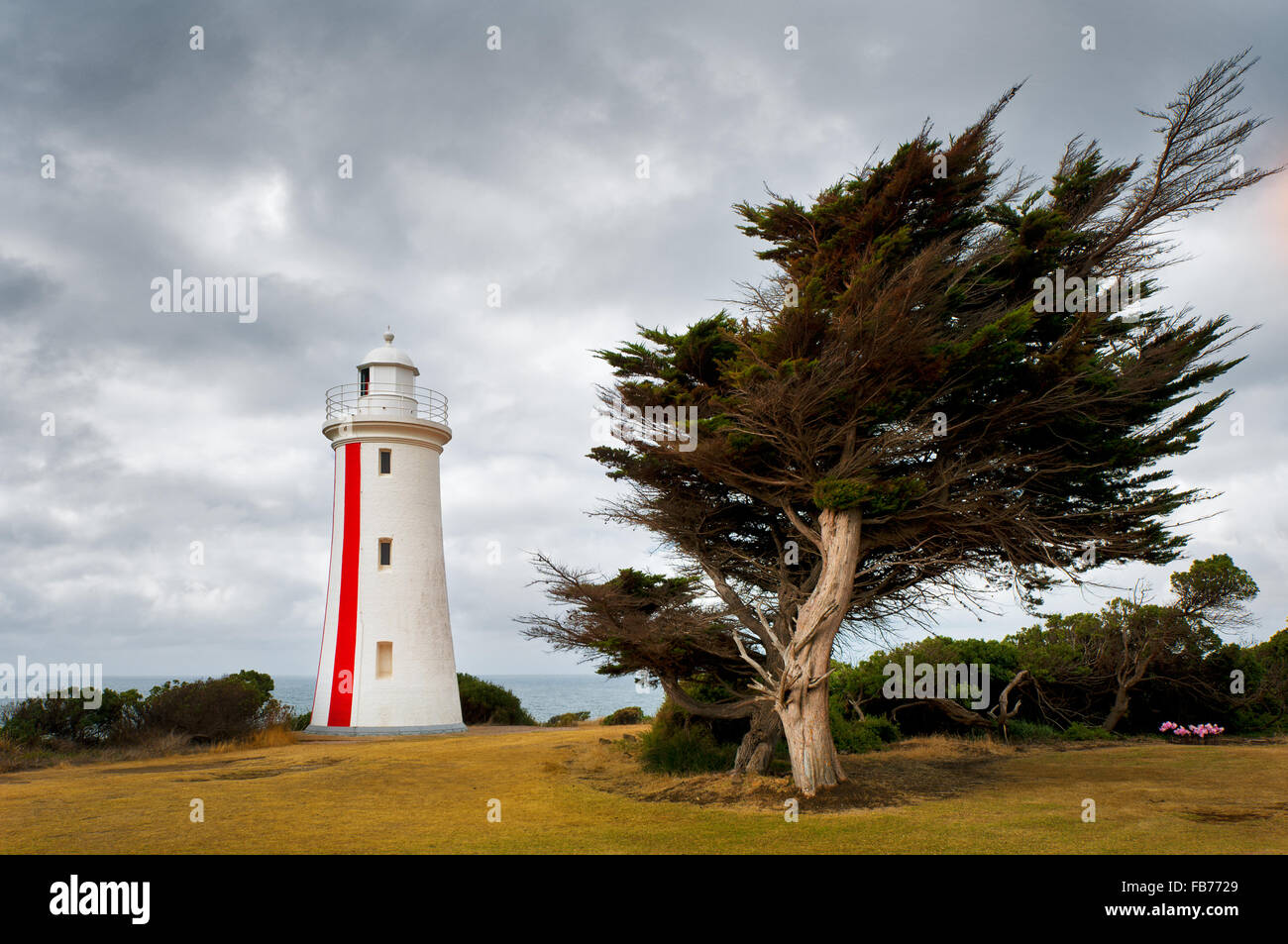 Der Mersey Bluff Lighthouse von Devonport unter einem sich nähernden Sturm. Stockfoto