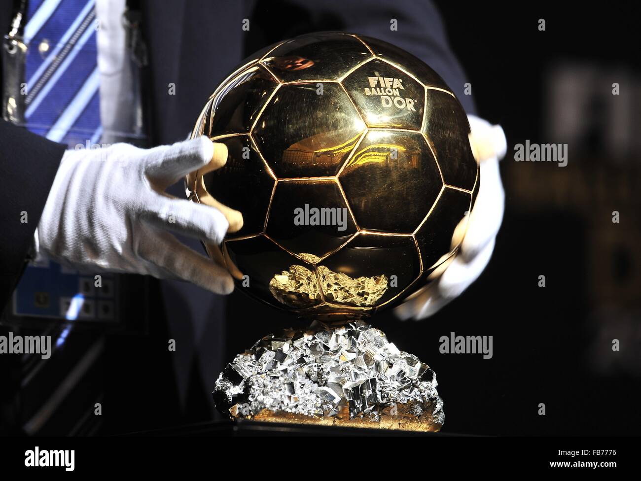 Zürich, Schweiz. 11. Januar 2016. Die FIFA Ballon Dor-Trophäe für den besten Fußballspieler 2015. Bildnachweis: Marcio Machado/ZUMA Draht/Alamy Live-Nachrichten Stockfoto