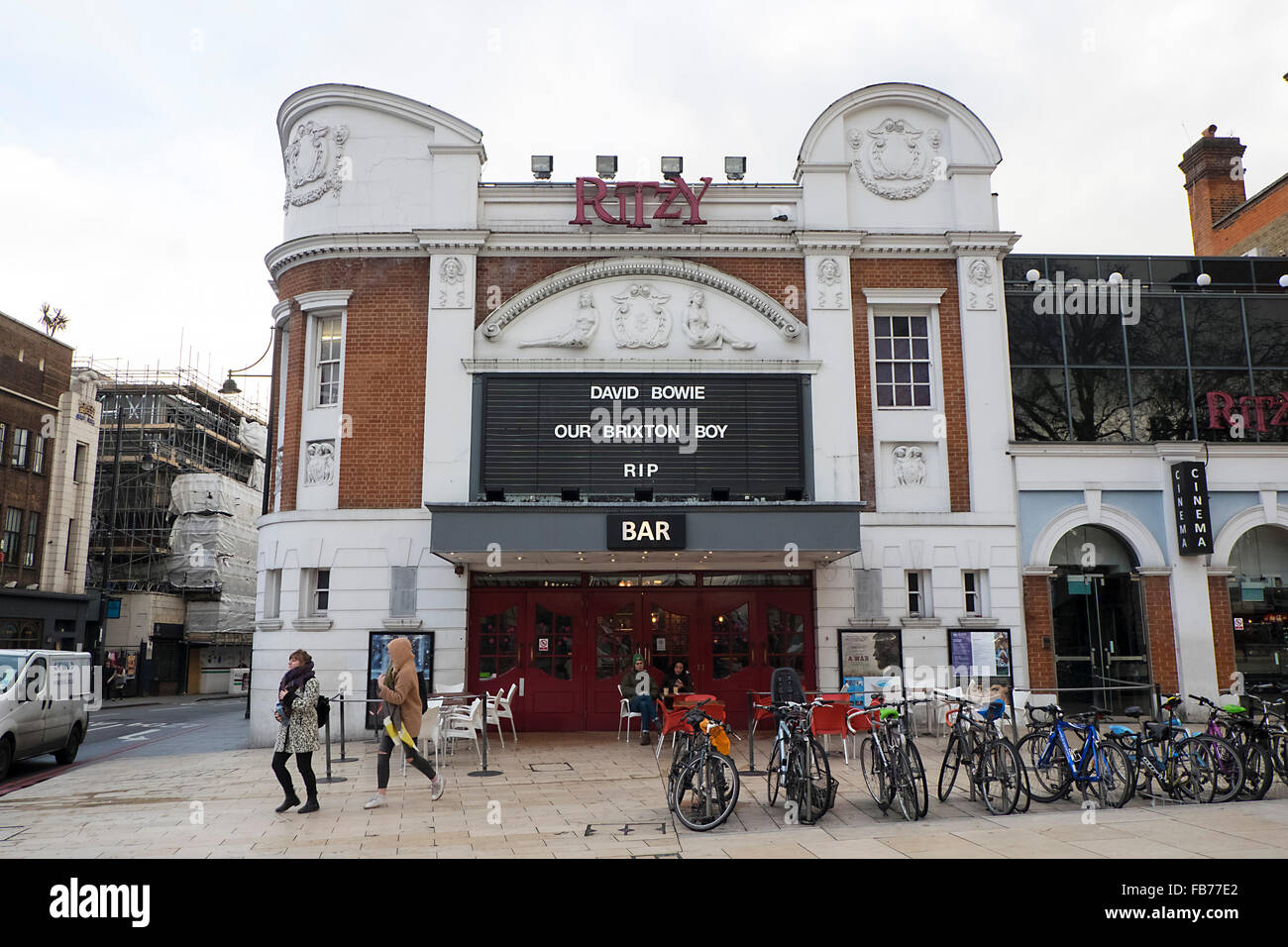 London, UK. 11. Januar 2016. Das Ritzy Kino in Brixton ist eine Hommage an Lokalmatador David Bowie Credit: Raymond Tang/Alamy Live News Stockfoto