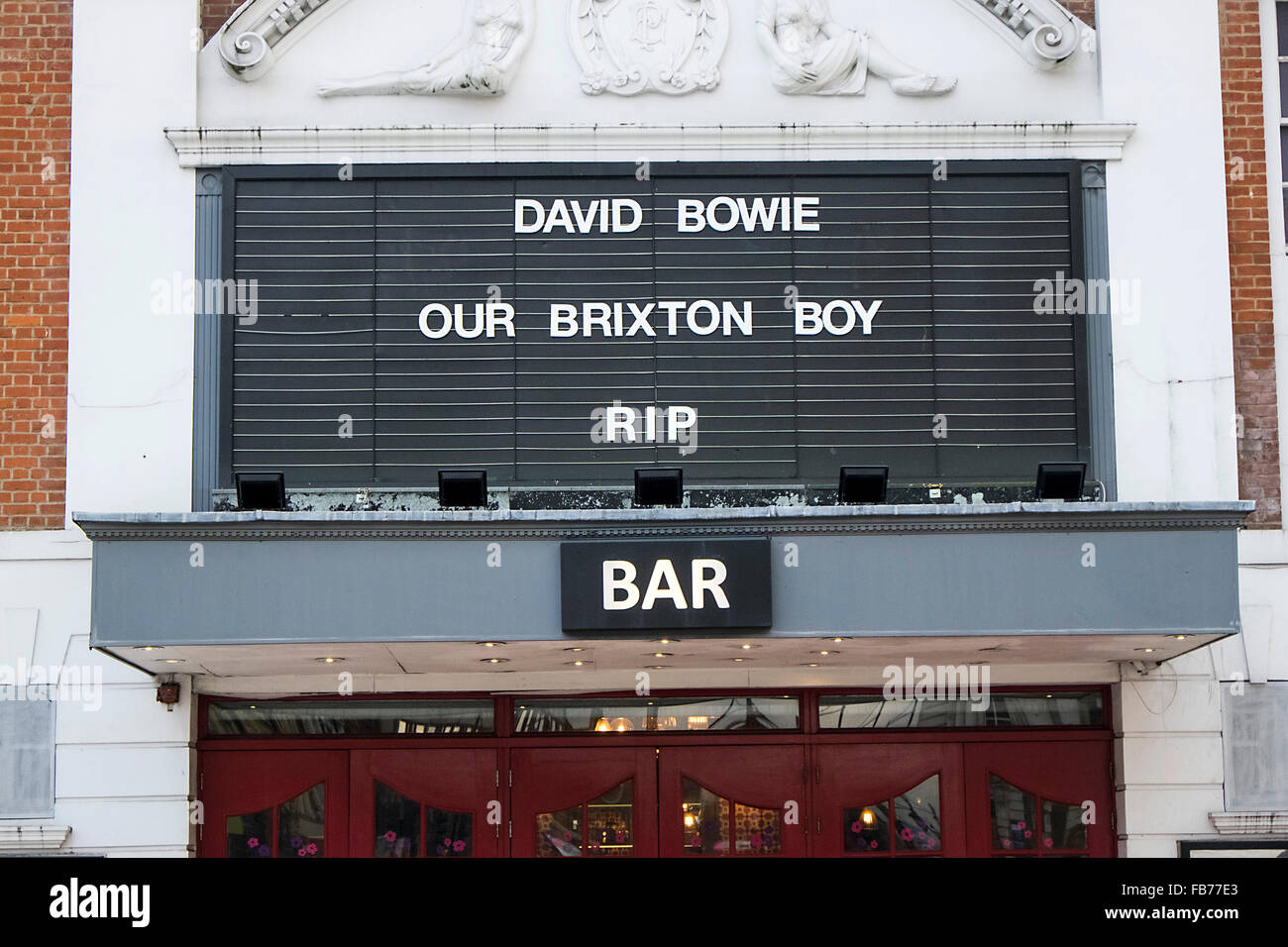 London, UK. 11. Januar 2016. Das Ritzy Kino in Brixton ist eine Hommage an Lokalmatador David Bowie Credit: Raymond Tang/Alamy Live News Stockfoto