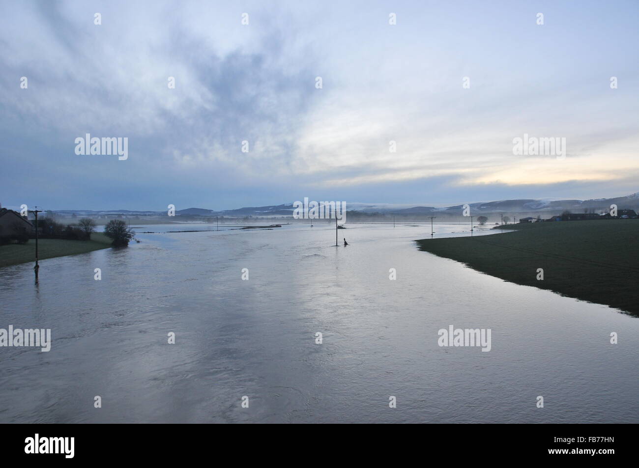 Blauer Himmel über einem überfluteten Fluss Don Stockfoto