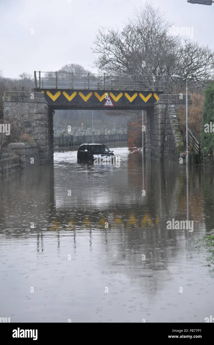 4 x 4 unter einer Brücke bei Inverurie aufgegeben Stockfoto