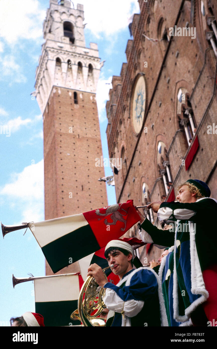Italien, Toskana, Siena, Palio di Siena, Musiker im mittelalterlichen Kostüm führen in die Piazza Del Campo, Italien, Toskana, Siena, seine Stockfoto