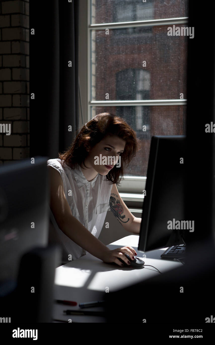 Frau mit Computer im Büro Stockfoto