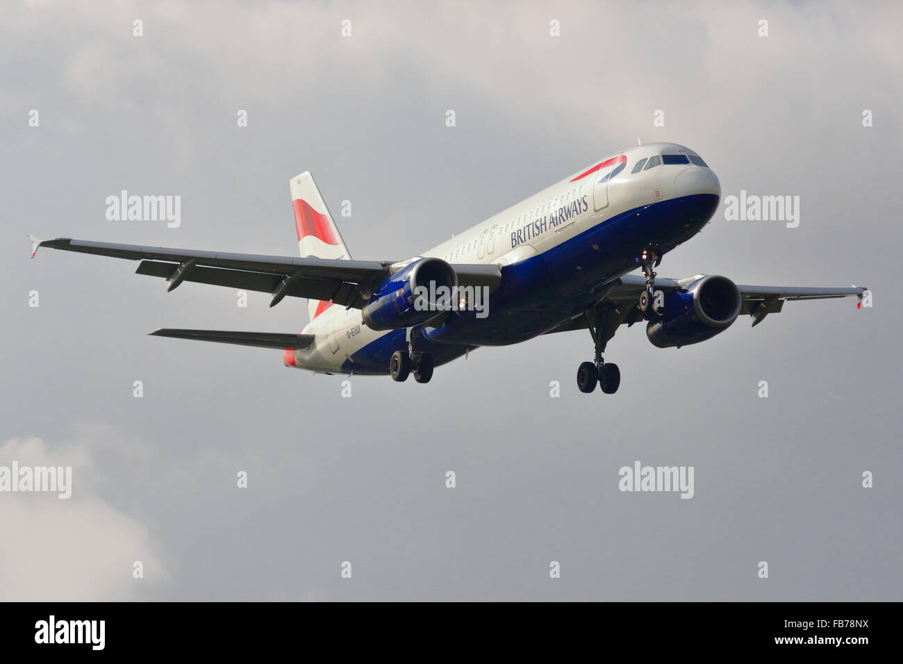 British Airways Airbus A320-232 G-EUUI Landung in Heathrow Stockfoto