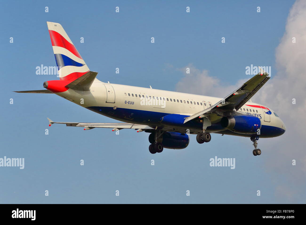 British Airways Airbus A320-232 G-EUUI Landung in Heathrow Stockfoto