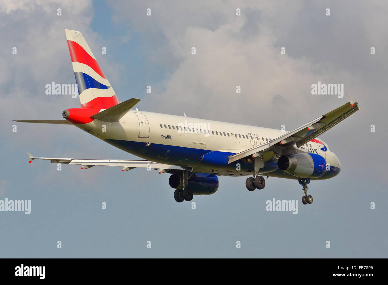 British Airways Airbus A320-232 G-MIDT Landung in Heathrow Stockfoto