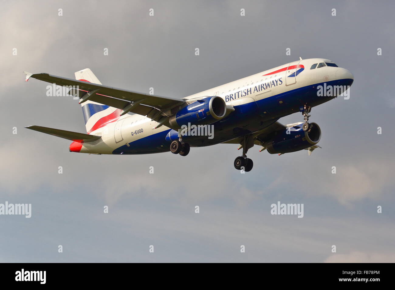 British Airways Airbus A319-131 G-EUOD Landung in Heathrow Stockfoto