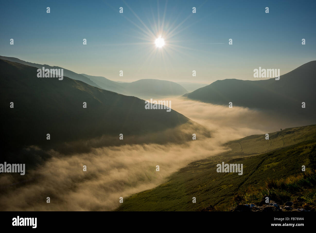 Sonnenaufgang im Snowdonia National Park mit Nebel rollt durch das Tal entlang der Straße in North Wales UK Stockfoto