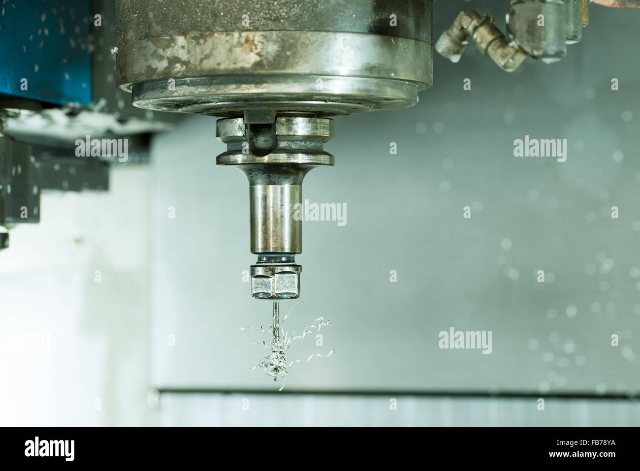 Seitenansicht auf CNC-Fräsmaschinen Maschine Bohrer mit Metall rasieren Schrott drauf Stockfoto