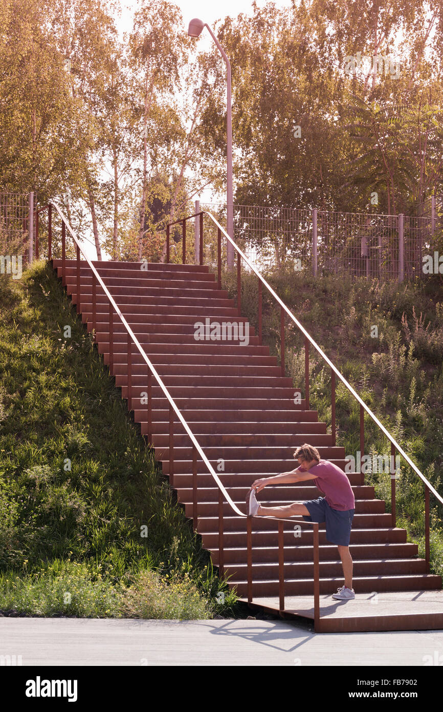 Mitte erwachsenen Mannes Ausübung Stockfoto